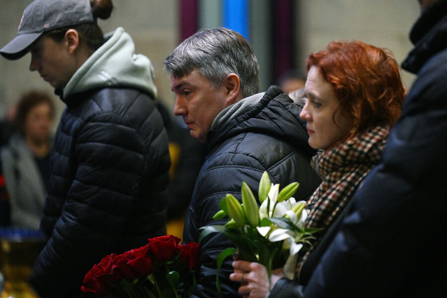 Спортивный комментатор Владимир Стогниенко (в центре) на&nbsp;церемонии прощания со спортивным комментатором Василием Уткиным в&nbsp;Москве, 23&nbsp;марта 2024&nbsp;года