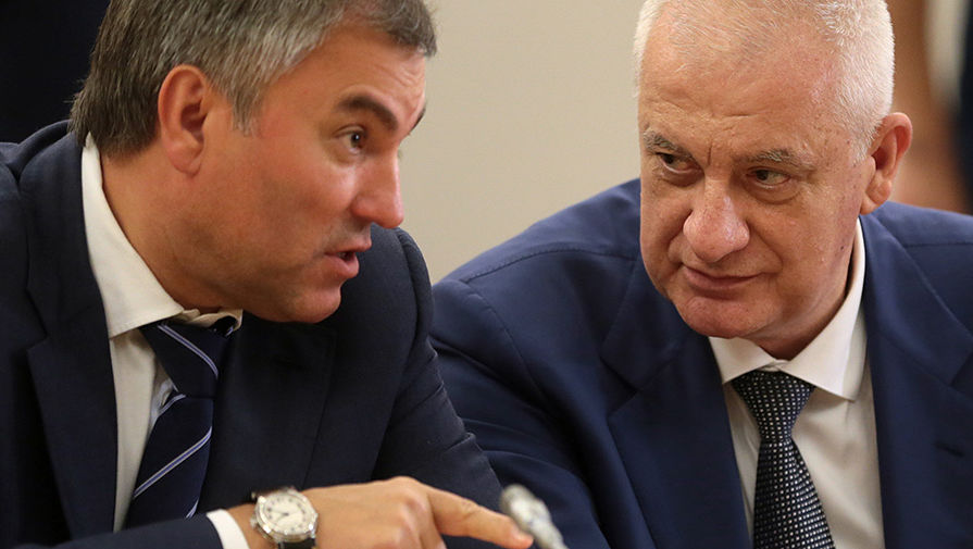 Первый заместитель руководителя администрации президента РФ Вячеслав Володин и избранный глава Северной Осетии Тамерлан Агузаров во время встречи президента России Владимира Путина с&nbsp;главами субъектов Российской Федерации, избранными в&nbsp;ходе региональных выборов 