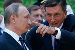 Президенты России и Словении Владимир Путин и Борут Пахор во время мемориальной церемонии в честь 100-летия возведения у перевала Вршич русской часовни в память о российских воинах, погибших в этих местах в годы Первой мировой войны