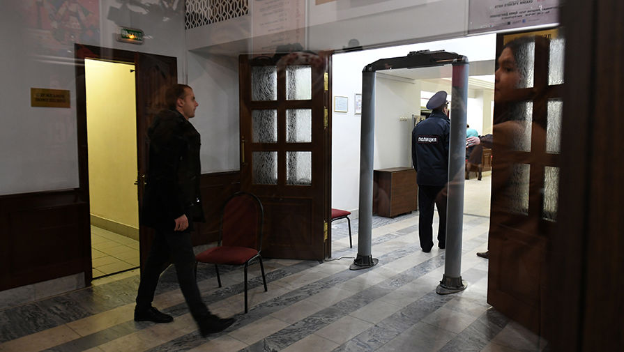 Сотрудники полиции в фойе театра Армена Джигарханяна в Москве, 26 октября 2017 года
