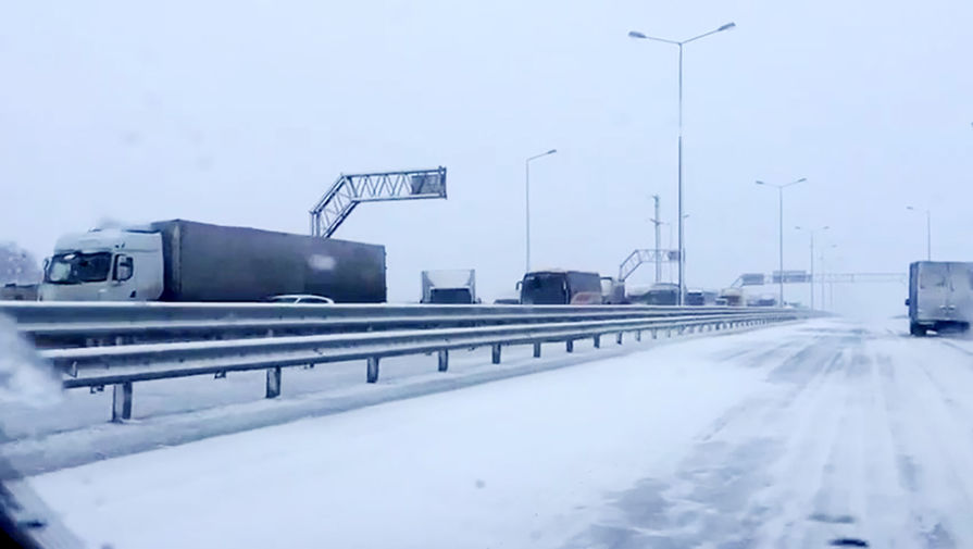 Автомобили на&nbsp;подъезде к&nbsp;Крымскому мосту, 19&nbsp;февраля 2021&nbsp;года