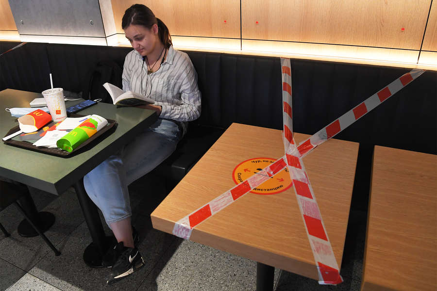 Работа ресторана McDonald's на&nbsp;Пушкинской площади после введения новых ограничений для&nbsp;посетителей, июнь 2021&nbsp;года