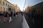 Выпускники на Дворцовой площади во время концерта в честь ежегодного праздника выпускников «Алые паруса» в Санкт-Петербурге, 24 июня 2023 года