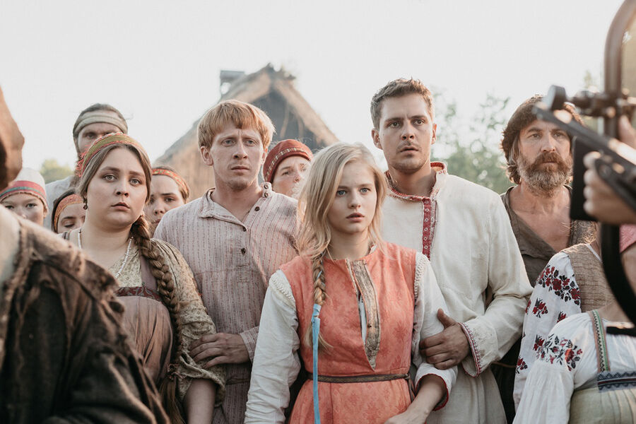 <b>5-е место. &laquo;Холоп&raquo; (2019)</b>
<br><br>
Главный коммерческий и медийный успех российского кино последних лет: полностью оригинальная комедия стала самым кассовым фильмом в&nbsp;истории отечественной индустрии &mdash; и это на&nbsp;фоне сумасшедшей конкуренции Голливуда с&nbsp;этими их &laquo;марвелами&raquo;. Сюжет о&nbsp;мажоре, &laquo;попадающем&raquo; в&nbsp;деревню 19-го века, настолько пришелся всем по&nbsp;душе, что права на&nbsp;ремейк выкупили турки, французы, испанцы, поляки, мексиканцы, индийцы, корейцы, японцы, а также представители Казахстана и Монголии.