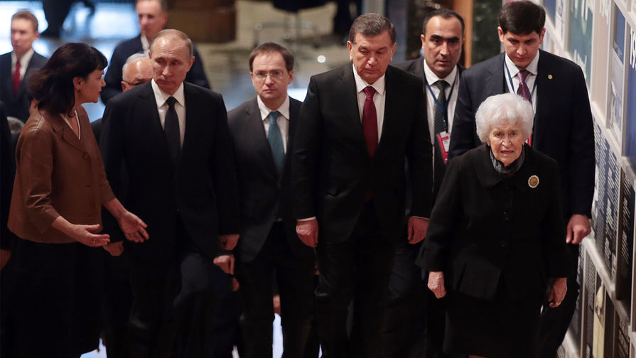 Директор ГМИИ имени А.С. Пушкина Марина Лошак, президент РФ Владимир Путин, министр культуры РФ Владимир Мединский, президент Узбекистана Шавкат Мирзияев и президент ГМИИ имени А.С. Пушкина Ирина Антонова (слева направо) в&nbsp;ГМИИ имени А.С. Пушкина