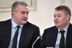 Глава республики Крым Сергей Аксенов и глава республики Марий Эл Леонид Маркелов в Кремле перед началом заседания госсовета при президенте по вопросу «Об экологическом развитии Российской Федерации в интересах будущих поколений», декабрь 2016 года