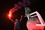 Болельщик красно-белых празднует досрочную победу «Спартака» в чемпионате России у стадиона «Открытие Арена» в Москве
