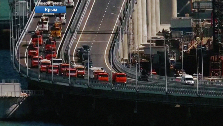 Колонна строительной техники во время церемонии открытия моста через Керченский пролив, 15 мая 2018 года