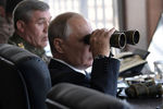 Президент России Владимир Путин в командном пункте на забайкальском полигоне «Цугол» во время военных маневров «Восток-2018», 13 сентября 2018 года