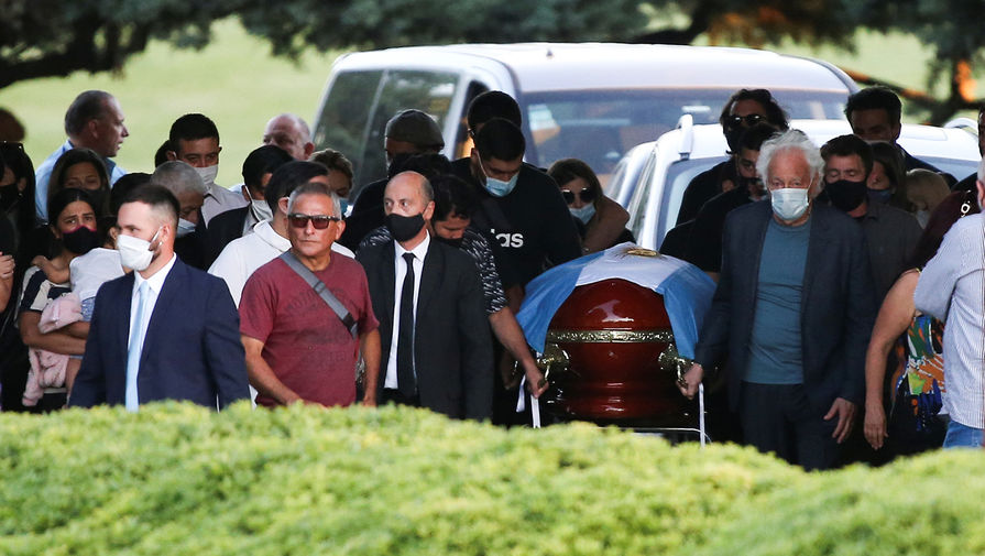 Друзья и члены семьи у&nbsp;гроба с&nbsp;телом Диего Марадоны на&nbsp;кладбище &laquo;Белла-Виста&raquo; в&nbsp;Буэнос-Айресе