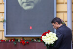 Мужчина у Ярославского театра драмы имени Ф. Волкова, где проходит церемония прощания с художественным руководителем Ярославского театра драмы, режиссером и актером Сергеем Пускепалисом, 22 сентября 2022 года