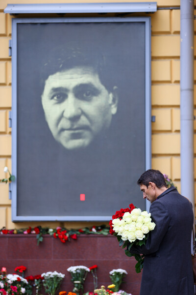 Мужчина у&nbsp;Ярославского театра драмы имени Ф. Волкова, где проходит церемония прощания с&nbsp;художественным руководителем Ярославского театра драмы, режиссером и актером Сергеем Пускепалисом, 22&nbsp;сентября 2022&nbsp;года