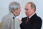 Композитор Эдуард Артемьев, ставший лауреатом госпремии, и президент РФ Владимир Путин на церемонии вручения государственных премий РФ в области науки и технологий, литературы, искусства и гуманитарной деятельности за 2016 год в Кремле