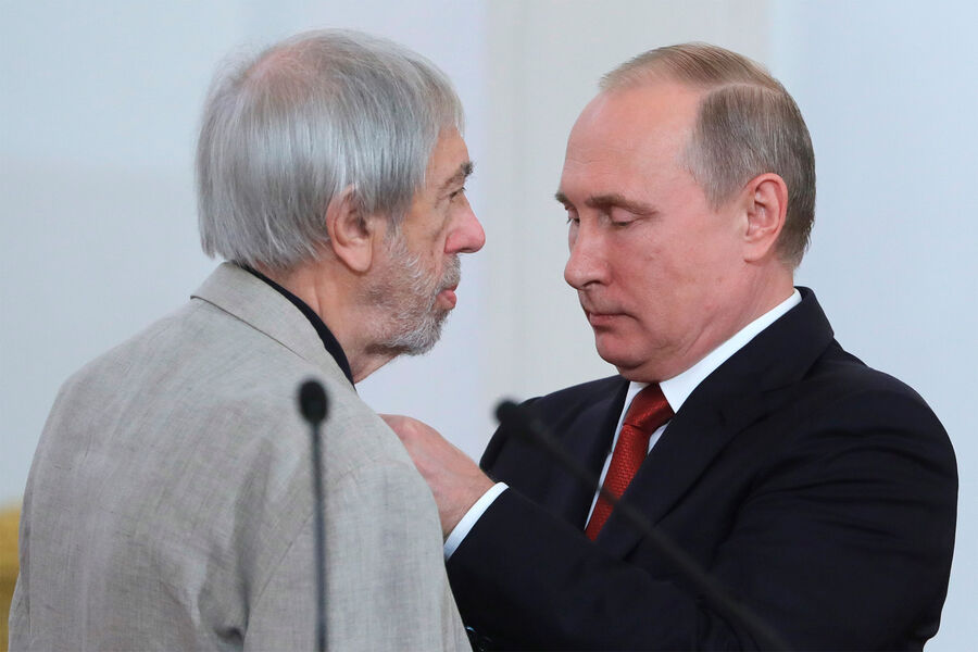Композитор Эдуард Артемьев, ставший лауреатом госпремии, и президент РФ Владимир Путин на&nbsp;церемонии вручения государственных премий РФ в&nbsp;области науки и технологий, литературы, искусства и гуманитарной деятельности за&nbsp;2016 год в&nbsp;Кремле