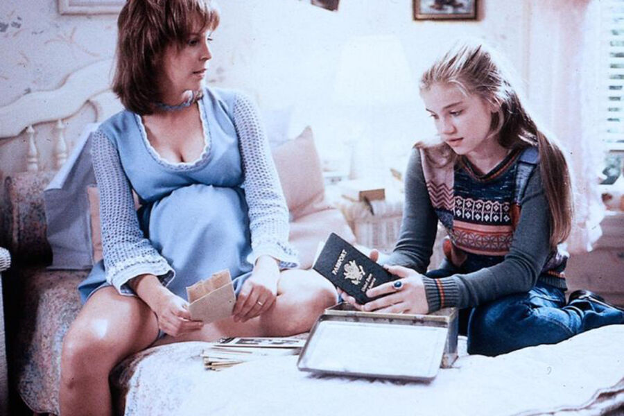 <b>Джейми Ли Кертис и Анна Кламски в&nbsp;фильме &laquo;Моя девочка 2&raquo; (1994)</b>
<br><br>
Комедийная драма о&nbsp;непростом периоде детства девочки-подростка Вэйды, где Кертис сыграла старшего товарища главной героини, которая затем становится ее мачехой. В&nbsp;&laquo;Моей девочке&raquo; актриса делила съемочную площадку со своим старым знакомым Эйкройдом, а также только-только прославившимся на&nbsp;весь мир благодаря &laquo;Один дома&raquo; Маколеем Калкиным &ndash; и стала свидетелем первого кинопоцелуя в&nbsp;карьере молодой суперзвезды.
