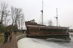 Люди гуляют по территории оставленной резиденции президента Украины Виктора Януковича «Межигорье» под Киевом
