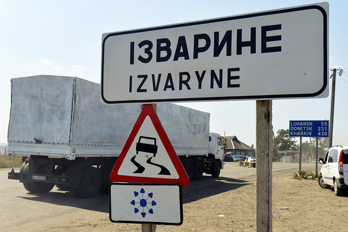 Автомобиль из&nbsp;колонны с&nbsp;гуманитарной помощью для&nbsp;жителей юго-востока Украины во время прохождения российско-украинской границы на&nbsp;КПП &laquo;Изварино&raquo;