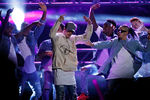 Джастин Бибер выступает на церемонии American Music Awards 2015