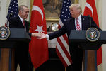 Президент Турции Реджеп Тайип Эрдоган и президент США Дональд Трамп во время встречи в Белом доме, 16 мая 2017 года
