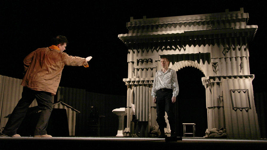 Сцена из «Калигулы» в постановке Эймунтаса Някрошюса, 2011 год