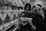 1976 год. Продавец ГУМа Н. Макарова помогает покупателю выбрать товар