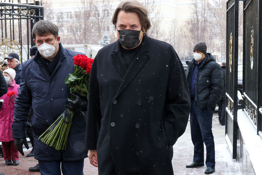 Генеральный директор Первого канала Константин Эрнст у&nbsp;здания театрально-концертного музыкального объединения &laquo;Градский Холл&raquo; в&nbsp;Москве во время церемонии прощания с&nbsp;народным артистом России, певцом Александром Градским, 1&nbsp;декабря 2021&nbsp;года 