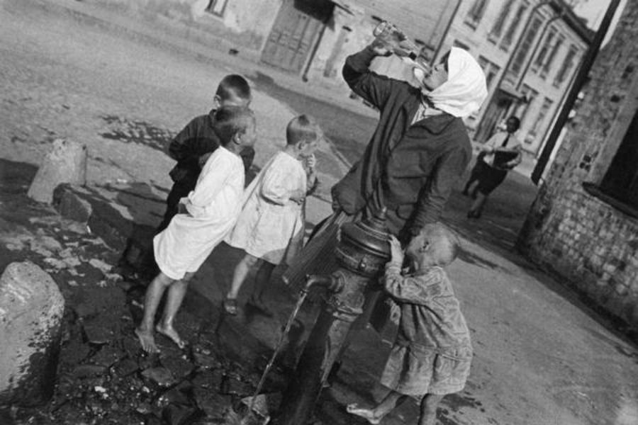 Александр Родченко. У&nbsp;колонки. Жарко. 1932