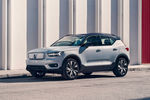 Электрический кроссовер Volvo оснащен двумя электромоторами суммарной мощностью 408 лошадиных сил. Аккумуляторная батарея емкостью 78 кВт\ч, интегрированная в силовой каркас кузова, обеспечивает запас хода на 400 километров. Багажник электрического ХС40 по сравнению с версиями с ДВС стал меньше на 40 литров. Зато автомобиль получал дополнительный бокс под капотом. В Европе XC40 Recharge продается уже почти два года, в России машины появятся в начале весны.