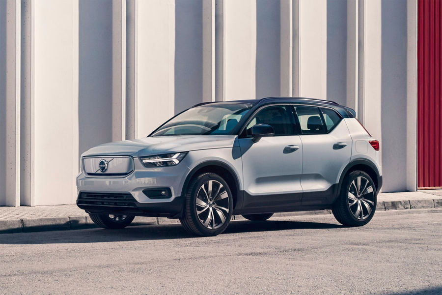 Электрический кроссовер Volvo оснащен двумя электромоторами суммарной мощностью 408&nbsp;лошадиных сил. Аккумуляторная батарея емкостью 78&nbsp;кВт\ч, интегрированная в&nbsp;силовой каркас кузова, обеспечивает запас хода на&nbsp;400 километров. Багажник электрического ХС40 по&nbsp;сравнению с&nbsp;версиями с&nbsp;ДВС стал меньше на&nbsp;40 литров. Зато автомобиль получал дополнительный бокс под&nbsp;капотом. В&nbsp;Европе XC40 Recharge продается уже почти два года, в&nbsp;России машины появятся в&nbsp;начале весны.