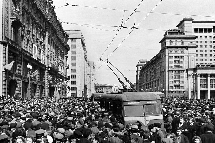 У&nbsp;здания американского посольства на&nbsp;Моховой улице в&nbsp;Москве, 9&nbsp;мая 1945&nbsp;года