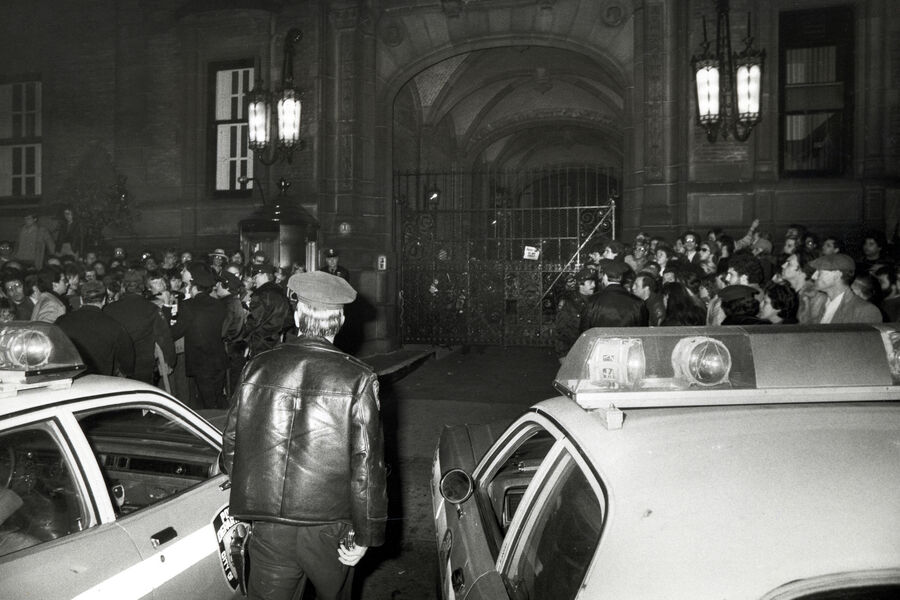 Поклонники Джона Леннона во время акции через&nbsp;час после новости о&nbsp;том, что музыкант был застрелен, Нью-Йорк, 8&nbsp;декабря 1980&nbsp;года