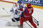 Александр Овечкин выкатился на вратаря Петри Веханена и защитника Осси Вяянянена