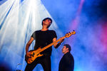 Бас-гитарист Алекс Джеймс.
