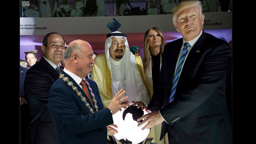 Президент США Дональд Трамп, президент Египта Абдель Фаттах ас-Сиси, король Саудовской Аравии Салман ибн Абдул-Азиз Аль Сауд и Николай Меркушкин у&nbsp;светящегося глобуса в&nbsp;Эр-Рияде (коллаж)