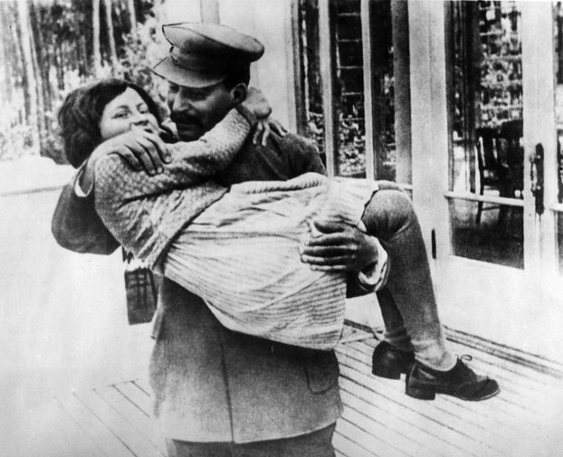 Светлана Аллилуева &mdash; единственная дочь советского вождя Иосифа Сталина &mdash; родилась 28&nbsp;февраля 1926&nbsp;года. Когда Светлане было шесть лет, ее мать &mdash; Надежда Аллилуева &mdash; покончила с&nbsp;собой, и ее воспитанием, по&nbsp;сути, занималась няня Александра Андреевна. Отношения с&nbsp;отцом были сложными: сначала она была его любимицей, но потом, как говорят свидетели, дочь стала его раздражать. После того рокового выстрела, от которого погибла мать Светланы, девочка оказалась в&nbsp;полном одиночестве &mdash; ни друзей, ни подруг, ни простого общения с&nbsp;другими людьми.&#8232;
<br>На фото: Иосиф Сталин с&nbsp;дочерью Светланой в&nbsp;1936 году