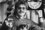 Герои передачи «Спокойной ночи, малыши!» Владимир Маркин, Каркуша, Филя и Мишутка на съемках шоу «Трудное детство», 1991 год