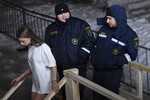 Верующая во время крещенских купаний на набережной Спортивной гавани во Владивостоке, 18 января 2025 года