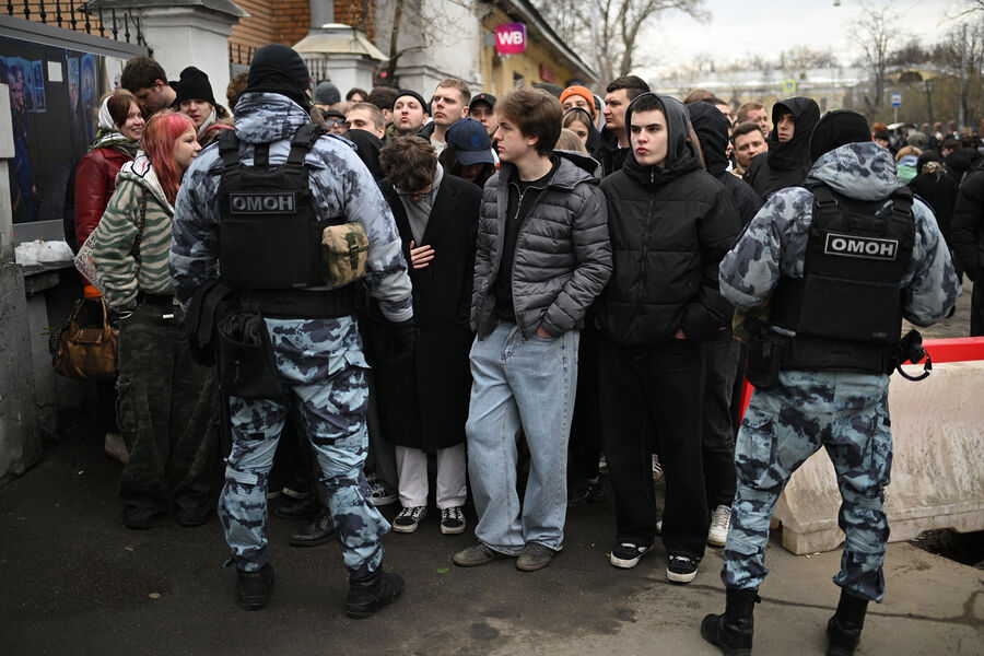Церемония прощания с&nbsp;рэпером Пашей Техником возле храма Петра и Павла в&nbsp;Лефортово в&nbsp;Москве, 11&nbsp;апреля 2025&nbsp;года 