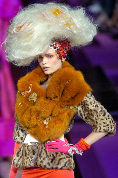 Модель Наташа Поли на&nbsp;показе коллекции Christian Lacroix во время Парижской недели моды, 2004&nbsp;год