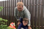 Актер и музыкант Александр Демидов с сыном на даче в день защиты детей, 1 июня 2019 года