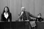 Витя Кипоренко, «Мисс мира» Юлия Курочкина и один из сопредседателей Российского фонда международной гуманитарной помощи Юрий Сенкевич, 1993 год