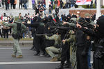 Сотрудники силовых структур во время акции протеста в Минске, 1 ноября 2020 года