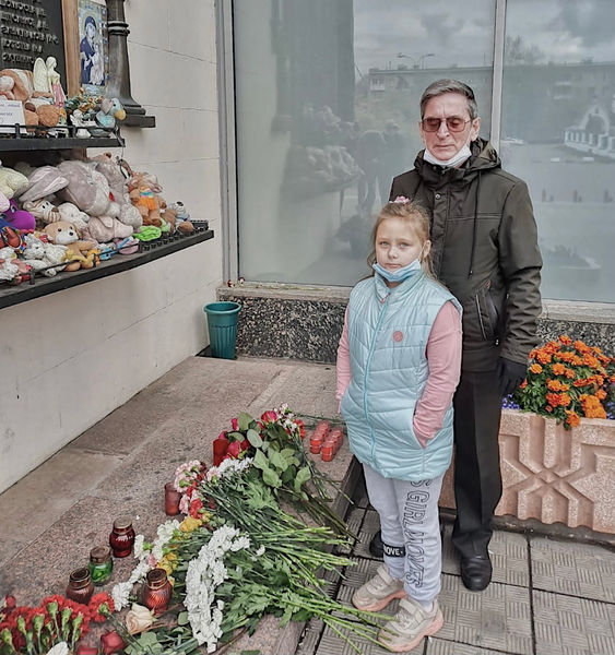 Сергей Будницкий с&nbsp;внучкой около&nbsp;стены памяти с&nbsp;фотографиями погибших при&nbsp;захвате Театрального центра на&nbsp;Дубровке