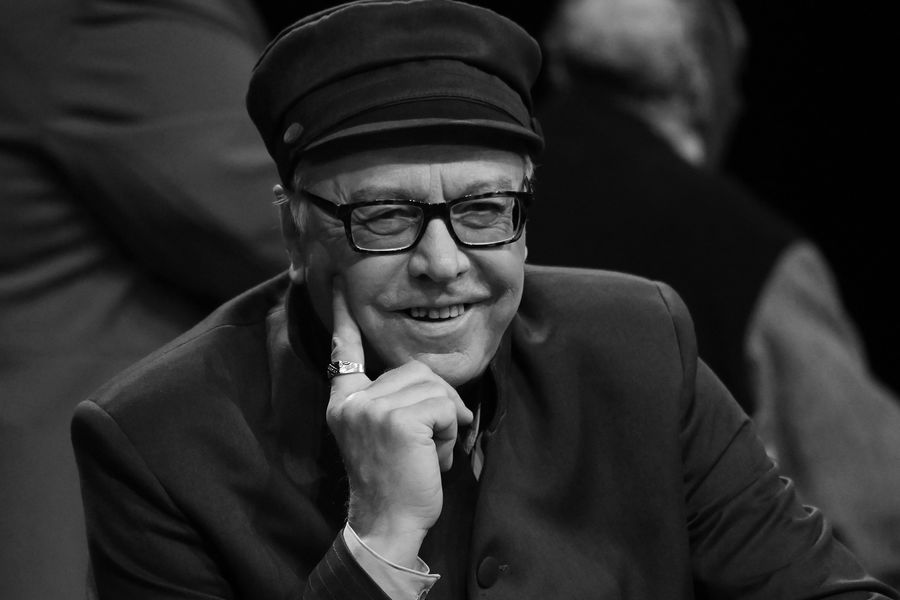 <b>Олег Вавилов (8 января 1950 &mdash; 22&nbsp;февраля 2022)</b> &mdash; советский и российский актер театра и кино. Народный артист РФ. В&nbsp;1977 году сыграл одну из&nbsp;своих самых знаковых ролей &mdash; роль Юры в&nbsp;фильме «Странная женщина» Ю. Райзмана. Также актер известен российским зрителям по&nbsp;съемкам в&nbsp;юмористической телепередаче «Кабачок «13 стульев» и в&nbsp;сериале «Побег»