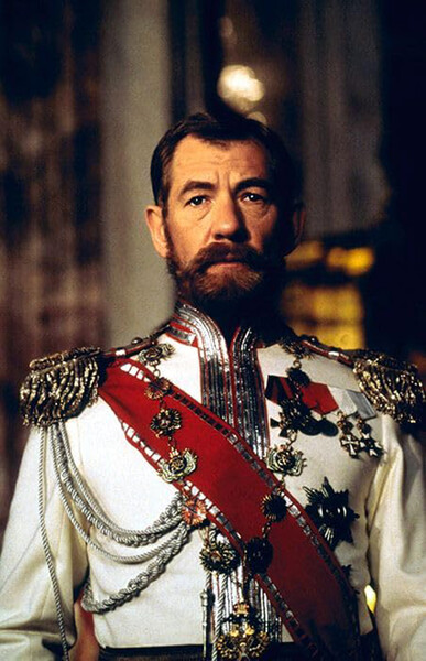 <b>“Распутин” (1996)</b>
<br><br>
Действие картины начинается в&nbsp;1991 году, когда во время раскопок были обнаружены останки царской семьи, а затем переносится в&nbsp;прошлое – во времена царствования Николая II (Иэн Маккеллен). Дальше рассказ ведется от лица царевича Алексея, которого Григорий Распутин (Алан Рикман) лечил от гемофилии. За&nbsp;роль Николая II Маккеллен был номинирован на&nbsp;премию “Эмми” и получил “Золотой глобус”.
