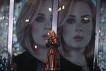 Адель выступает на церемонии Brit Awards 2016