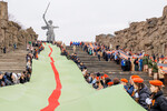 Участники празднования 82-й годовщины победы в Сталинградской битве со Сталинградской и Георгиевской лентами у памятника-ансамбля «Героям Сталинградской битвы» на Мамаевом кургане, 1 февраля 2025 года