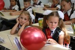 Школьники во время классного собрания по окончании торжественной линейки, посвященной началу учебного года, в школе №7 им. А.В. Мокроусова в Симферополе