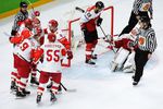 Игрок сборной России радуются заброшенной шайбе в матче группового этапа чемпионата мира по хоккею между сборными командами Австрии и России.