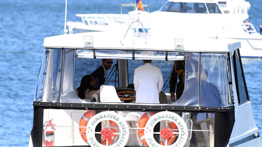 Принц Гарри Уэльский и герцогиня Сассекская Маркл во время путешествия на&nbsp;пароме в&nbsp;Сиднее, 16 октября 2018 года